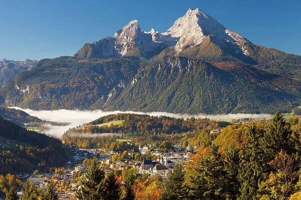 View of Berchtesgaden in autumn with the Watzmann mountain in the background, Berchtesgaden, Bavaria, Germany, Europe