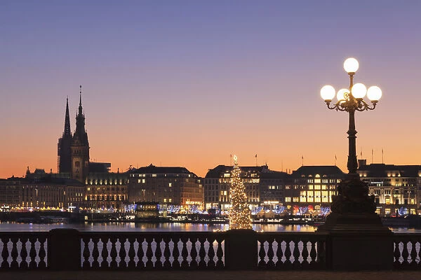 View over Binnenalster Lake (Inner Alster) to the Christmas market at Jungfernstieg and City Hall