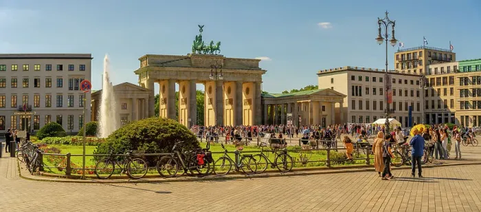 Framed Print : View of Brandenburg Gate and visitors in Pariser Platz on sunny day, Mitte, Berlin, Germany, Europe Framed Print : View of Brandenburg Gate and visitors in Pariser Platz on sunny day, Mitte, Berlin, Germany, Europe