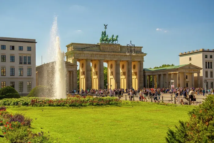 Framed Print : View of Brandenburg Gate and visitors in Pariser Platz on sunny day, Mitte, Berlin, Germany, Europe Framed Print : View of Brandenburg Gate and visitors in Pariser Platz on sunny day, Mitte, Berlin, Germany, Europe