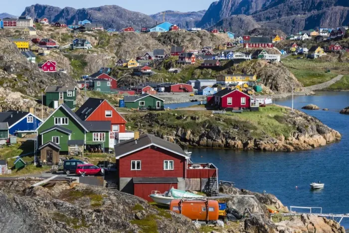 Framed Print : View of the brightly colored houses in Sisimiut, Greenland, Polar Regions Framed Print : View of the brightly colored houses in Sisimiut, Greenland, Polar Regions