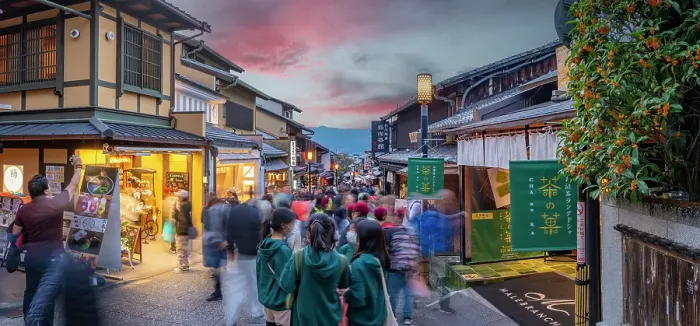 Framed Print : View of busy street and traditional wooden houses and shops in Gion, Kyoto Geisha District, Kyoto, Honshu, Japan Framed Print : View of busy street and traditional wooden houses and shops in Gion, Kyoto Geisha District, Kyoto, Honshu, Japan