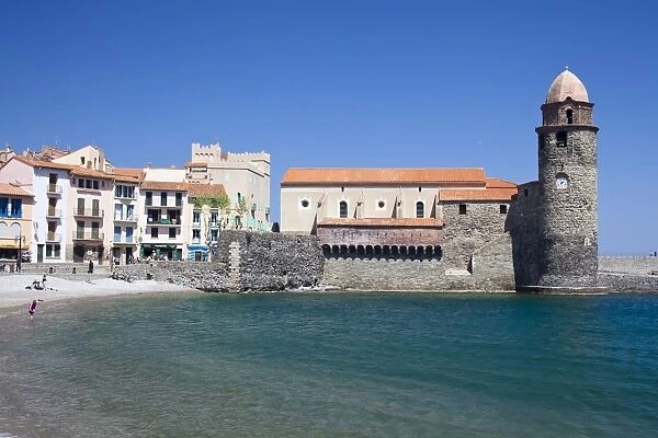 View of the Church of Notre-Dame-des-Anges from the harbour at Collioure, Cote Vermeille, Languedoc-Roussillon, France, Europe
