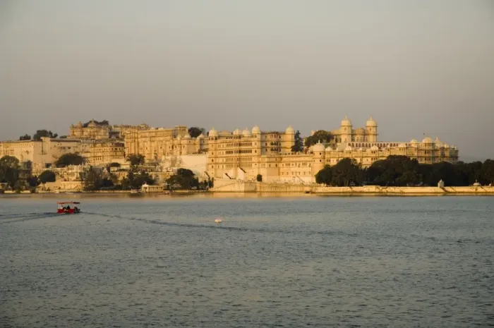 Framed Print : View of the City Palace and Shiv Niwas Palace from Lake Pichola Framed Print : View of the City Palace and Shiv Niwas Palace from Lake Pichola