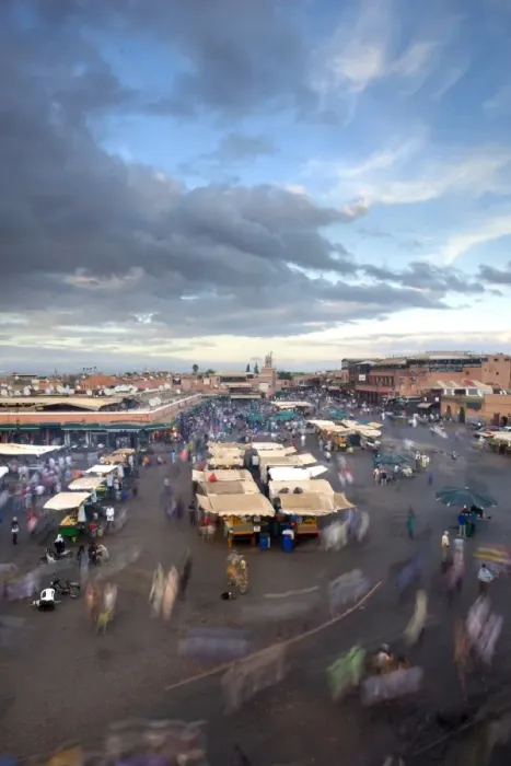 Framed Print : View over Djemaa el Fna at dusk with foodstalls and crowds of people, Marrakech Framed Print : View over Djemaa el Fna at dusk with foodstalls and crowds of people, Marrakech