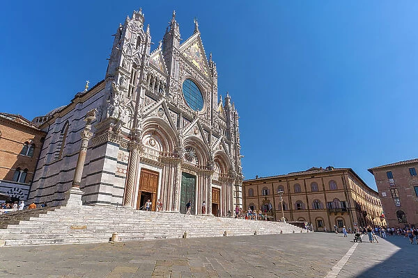 View of Duomo di Siena (Cathedral), UNESCO World Heritage Site, Siena, Tuscany, Italy, Europe