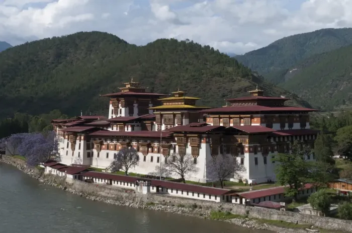 Framed Print : View of the Dzong in Punakha, Bhutan, Asia Framed Print : View of the Dzong in Punakha, Bhutan, Asia