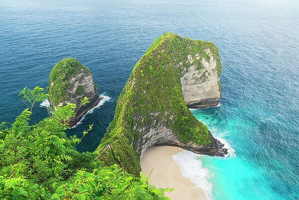 View from above of the famous empty Kelingking white sandy beach (T-Rex Beach), Nusa Penida island, Klungkung regency, Bali, Indonesia, Southeast Asia, Asia