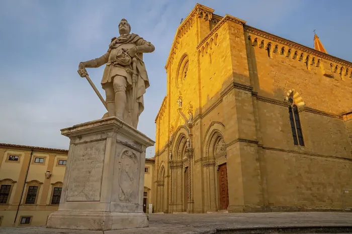 Framed Print : View of Ferdinando I de Medici statue and Arezzo Cathedral, Arezzo, Province of Arezzo, Tuscany, Italy, Europe Framed Print : View of Ferdinando I de Medici statue and Arezzo Cathedral, Arezzo, Province of Arezzo, Tuscany, Italy, Europe