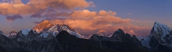 View from Gokyo Ri (5300 metres), Mt Everest (8850 metres)  /  Mt Lhotse (8501 metres), Dudh Kosi Valley, Solu Khumbu (Everest) Region, Nepal, Himalayas, Asia