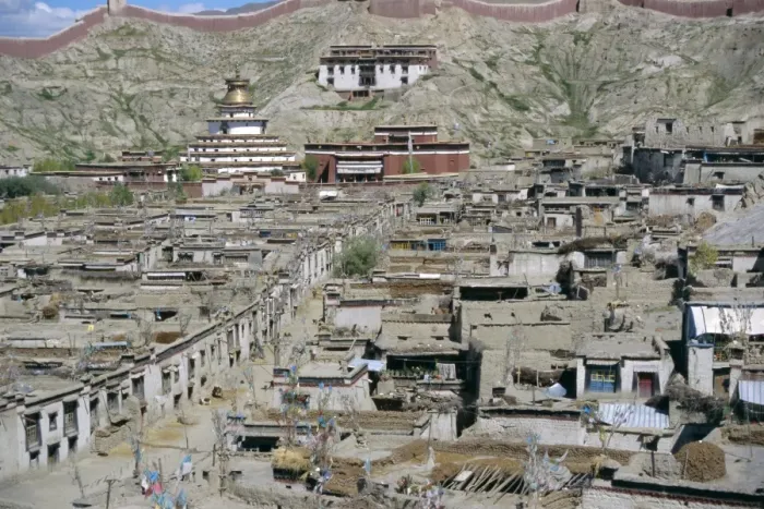 Framed Print : View of Gyanze (Gyantse) from Gyangze dzong, Tibet, China, Asia Framed Print : View of Gyanze (Gyantse) from Gyangze dzong, Tibet, China, Asia