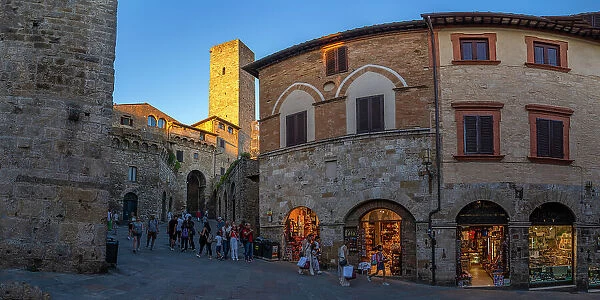 View of historic centre and towers in San Gimignano, San Gimignano, UNESCO World Heritage Site, Province of Siena, Tuscany, Italy, Europe