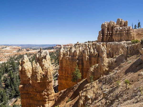 A view of the hoodoos from the Rim Trail in Bryce Canyon National Park, Utah