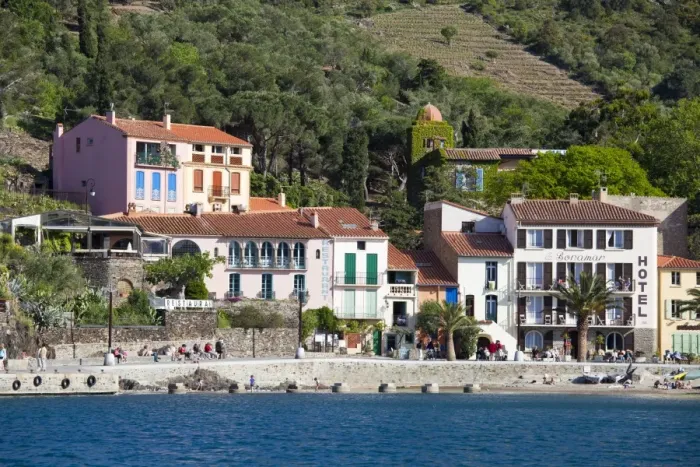 Framed Print : A view of houses and the beach at Collioure, Cote Vermeille, Languedoc-Roussillon, France, Europe Framed Print : A view of houses and the beach at Collioure, Cote Vermeille, Languedoc-Roussillon, France, Europe