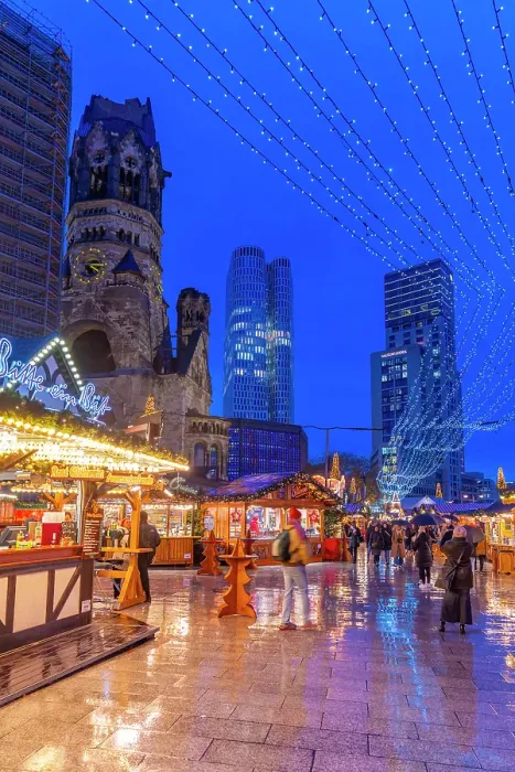 Framed Print : View of Kaiser Wilhelm Memorial Church and market stalls at Christmas, Breitscheidplatz, Berlin, Germany