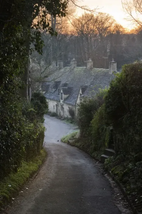 Framed Print : View down lane to Arlington Row Cotswold stone cottages at dawn, Bibury, Cotswolds Framed Print : View down lane to Arlington Row Cotswold stone cottages at dawn, Bibury, Cotswolds