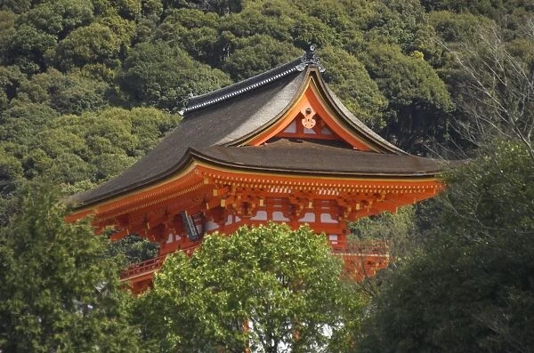 View of main entrance torii to the Kiyomizudera temple