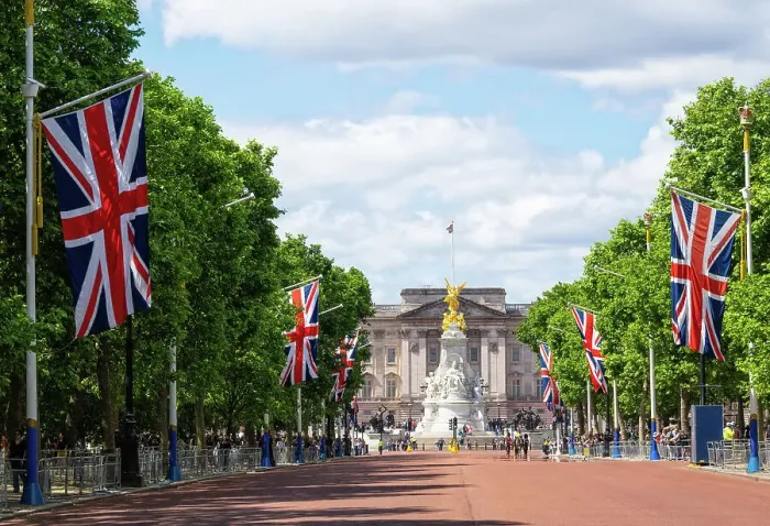 Framed Print : View along The Mall towards Victoria Memorial and Buckingham Palace, London, England, United Kingdom, Europe Framed Print : View along The Mall towards Victoria Memorial and Buckingham Palace, London, England, United Kingdom, Europe