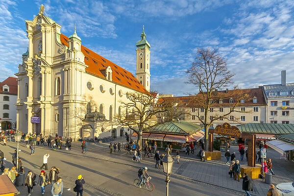 View of market and Heiliggeistkirche Church clock tower, Munich, Bavaria, Germany, Europe