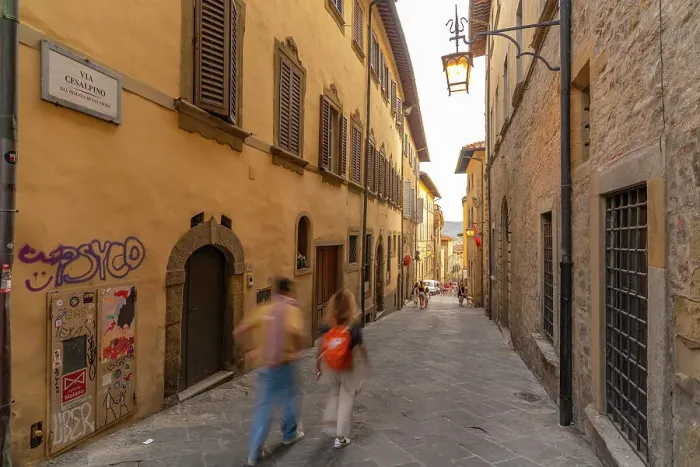 Framed Print : View of narrow street near Arezzo Cathedral, Arezzo, Province of Arezzo, Tuscany, Italy, Europe Framed Print : View of narrow street near Arezzo Cathedral, Arezzo, Province of Arezzo, Tuscany, Italy, Europe