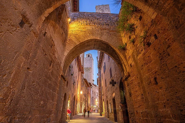 View of narrow street in San Gimignano at dusk, San Gimignano, UNESCO World Heritage Site, Province of Siena, Tuscany, Italy, Europe
