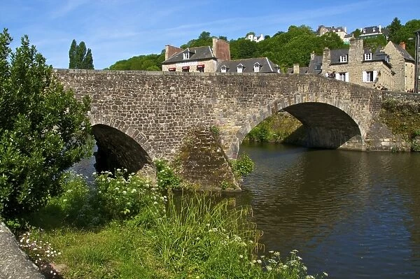 View of old town houses and the Old Bridge over the Rance River, Dinan, Cotes d Armor, Brittany, France, Europe