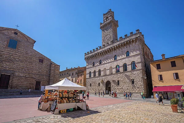 View of Palazzo Comunale in Piazza Grande in Montepulciano, Montepulciano, Province of Siena, Tuscany, Italy, Europe