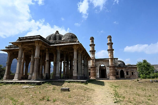 View past pillared Kevada Masjid to Nagina Masjid (Jewel Mosque)