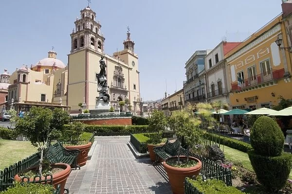 View from the Plaza de la Paz of the 17th century Basilica de Nuestra Senora de Guanajuato in Guanajuato, a UNESCO World Heritage Site, Guanajuato State, Mexico