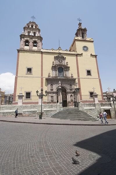 View from the Plaza de la Paz of the 17th century Basilica de Nuestra Senora de Guanajuato in Guanajuato, a UNESCO World Heritage Site, Guanajuato State, Mexico