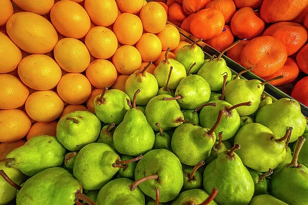 View of produce including pears and oranges on market stall in Central Market in Port Louis, Port Louis, Mauritius, Indian Ocean, Africa