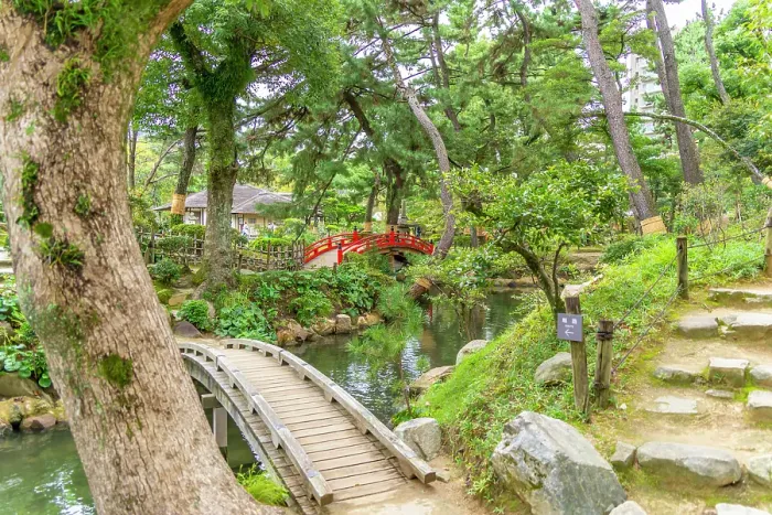 Framed Print : View of red footbridge over Takueichi Pond in Shukkeien Garden, Kaminoboricho, Naka Ward, Hiroshima, Honshu, Japan Framed Print : View of red footbridge over Takueichi Pond in Shukkeien Garden, Kaminoboricho, Naka Ward, Hiroshima, Honshu, Japan