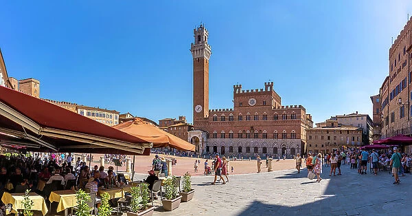 View of restaurants and Palazzo Pubblico in Piazza del Campo, UNESCO World Heritage Site, Siena, Tuscany, Italy, Europe