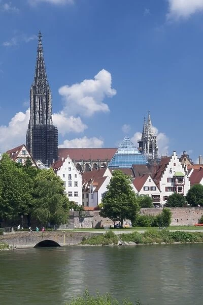 View over River Danube to the old town of Ulm with Minster (Muenster), Baden Wurttemberg, Germany, Europe