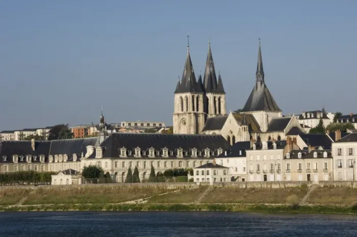 Framed Print : View across the River Loire to the town of Blois, Loir-et-Cher, Pays de la Loire Framed Print : View across the River Loire to the town of Blois, Loir-et-Cher, Pays de la Loire