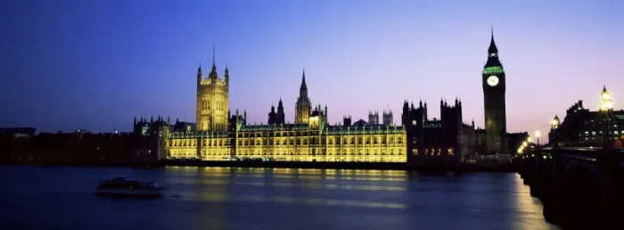 Framed Print : View across the River Thames at night to Big Ben and the Houses of Parliament Framed Print : View across the River Thames at night to Big Ben and the Houses of Parliament