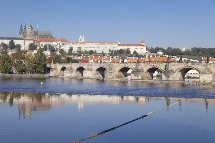 Framed Print : View over the River Vltava to Charles Bridge and the Castle District with St. Vitus Cathedral and Royal Palace, UNESCO World Heritage Site, Prague, Bohemia, Czech Republic, Europe Framed Print : View over the River Vltava to Charles Bridge and the Castle District with St. Vitus Cathedral and Royal Palace, UNESCO World Heritage Site, Prague, Bohemia, Czech Republic, Europe