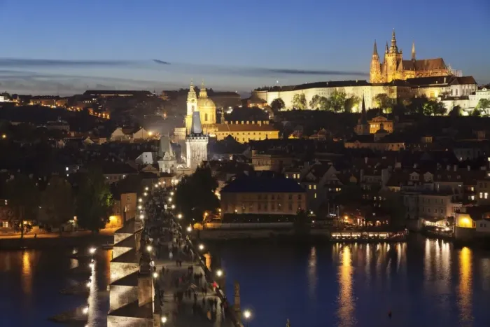 Framed Print : View over the River Vltava to Charles Bridge and the Castle District with St. Vitus Cathedral and Royal Palace, UNESCO World Heritage Site, Prague, Czech Republic, Europe Framed Print : View over the River Vltava to Charles Bridge and the Castle District with St. Vitus Cathedral and Royal Palace, UNESCO World Heritage Site, Prague, Czech Republic, Europe