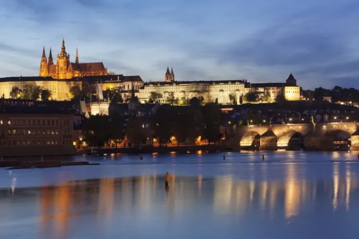 Framed Print : View over the River Vltava to Charles Bridge and the Castle District with St. Vitus Cathedral and Royal Palace, UNESCO World Heritage Site, Prague, Czech Republic, Europe Framed Print : View over the River Vltava to Charles Bridge and the Castle District with St. Vitus Cathedral and Royal Palace, UNESCO World Heritage Site, Prague, Czech Republic, Europe