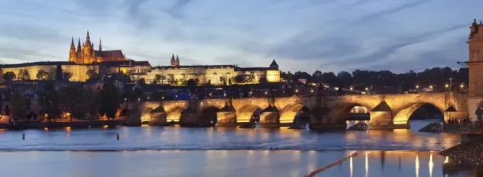 Framed Print : View over the River Vltava to Charles Bridge and the Castle District with St. Vitus Cathedral and Royal Palace, UNESCO World Heritage Site, Prague, Czech Republic, Europe Framed Print : View over the River Vltava to Charles Bridge and the Castle District with St. Vitus Cathedral and Royal Palace, UNESCO World Heritage Site, Prague, Czech Republic, Europe
