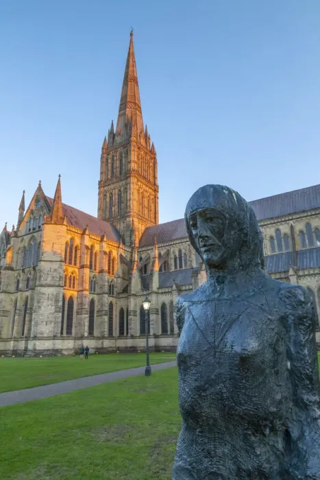 Framed Print : View of Salisbury Cathedral and statue at sunset, Salisbury, Wiltshire, England Framed Print : View of Salisbury Cathedral and statue at sunset, Salisbury, Wiltshire, England