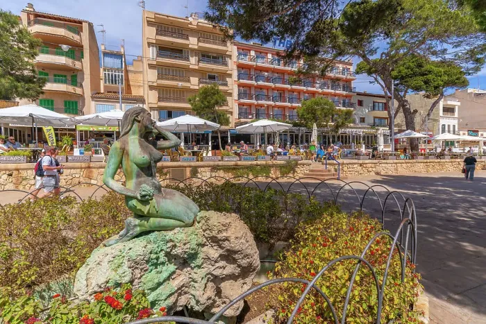 Framed Print : View of Sirena the Mermaid and cafes on Carrer d'En Bordils, Porto Cristo, Majorca, Balearic Islands, Spain, Mediterranean, Europe Framed Print : View of Sirena the Mermaid and cafes on Carrer d'En Bordils, Porto Cristo, Majorca, Balearic Islands, Spain, Mediterranean, Europe