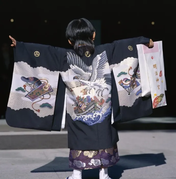 Framed Print : Back view of a small boyin traditional clothing at the Shichi-go-san Framed Print : Back view of a small boyin traditional clothing at the Shichi-go-san