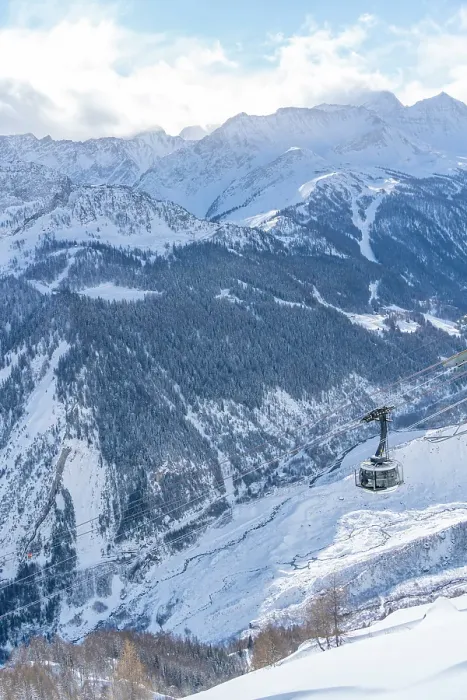 Framed Print : View of snow covered Aosta Valley, mountains and Skyway Monte Bianco cable car in winter, Courmayeur, Aosta Valley, Italian Alps, Italy Framed Print : View of snow covered Aosta Valley, mountains and Skyway Monte Bianco cable car in winter, Courmayeur, Aosta Valley, Italian Alps, Italy