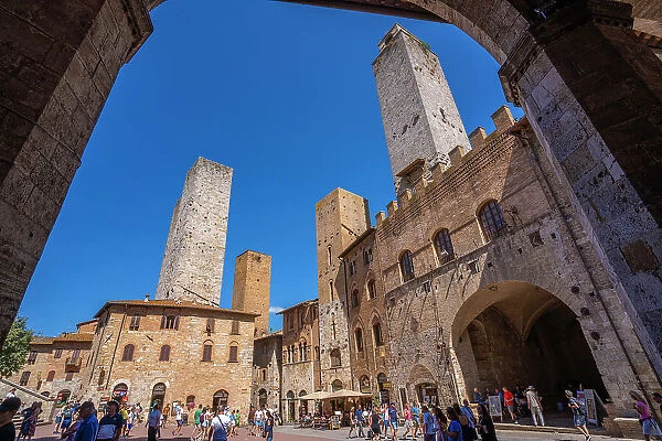 View of towers and Piazza del Duomo in San Gimignano, San Gimignano, UNESCO World Heritage Site, Province of Siena, Tuscany, Italy, Europe