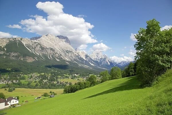 View of town and mountains, Cortina d Ampezzo, Belluno Province, Veneto, Dolomites, Italy, Europe