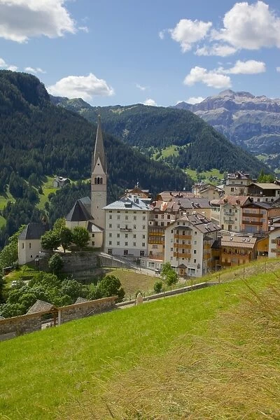 View of village and church, La Plie Pieve, Belluno Province, Dolomites, Italy, Europe