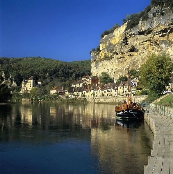 View of village and Dordogne River, La Roque Gageac, Dordogne, Aquitaine, France, Europe