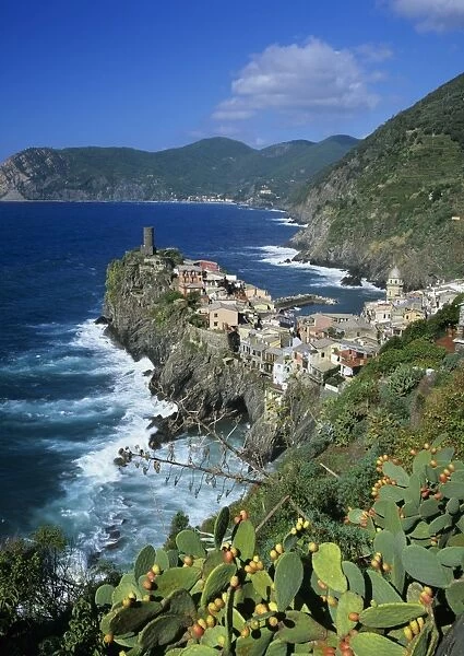 View over village on the Riviera di Levante, Vernazza, Cinque Terre, UNESCO World Heritage Site