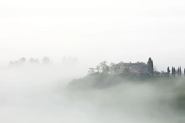 Villa in the mist at sunrise, San Quirico d Orcia, Val d Orcia, UNESCO World Heritage Site